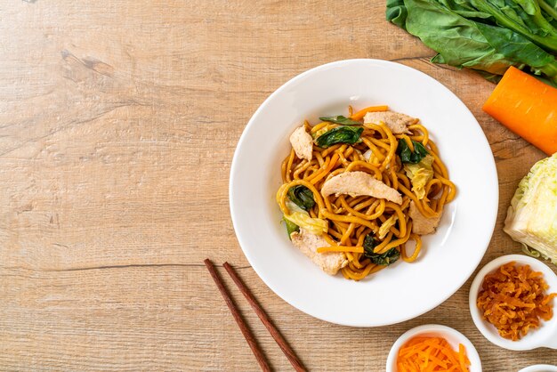 stir-fried yakisoba noodles with chicken