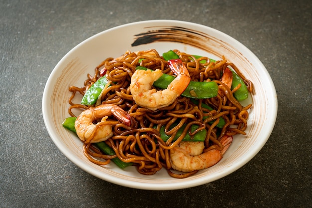 Photo stir-fried yakisoba noodles with green peas and shrimps - asian food style