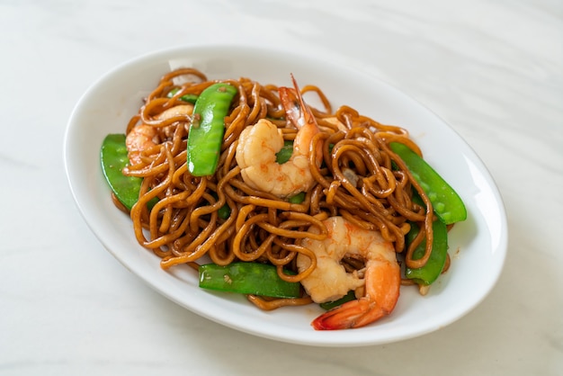 stir-fried yakisoba noodles with green peas and shrimps