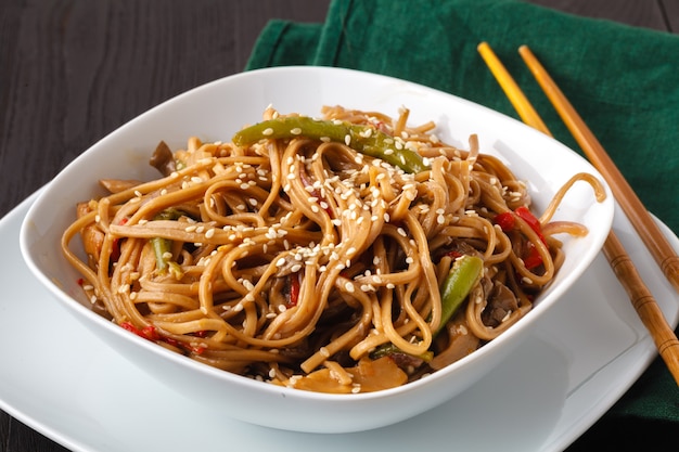 Stir-fried yakisoba noodles with vegetables