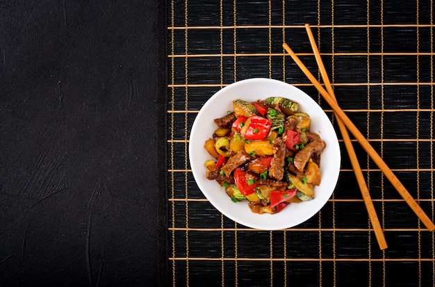 Stir fry beef, sweet peppers, zucchini and green apples