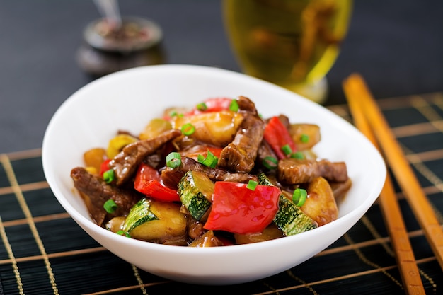 Stir fry beef, sweet peppers, zucchini and green apples