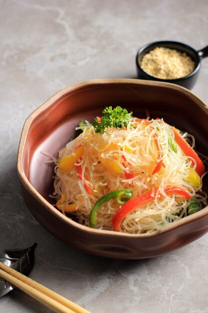 春雨と野菜の赤黄と青ピーマンの炒め物