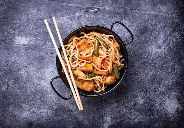 チキン、豆腐、野菜のフライ麺をかき混ぜる。