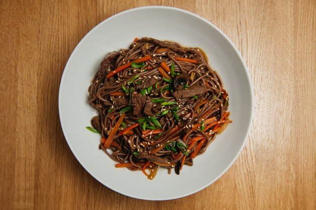 蕎麦を野菜と牛肉で炒めます