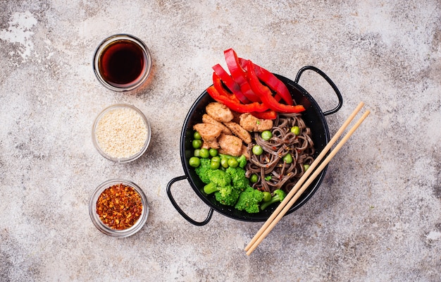 Mescolare la soba con carne e verdure