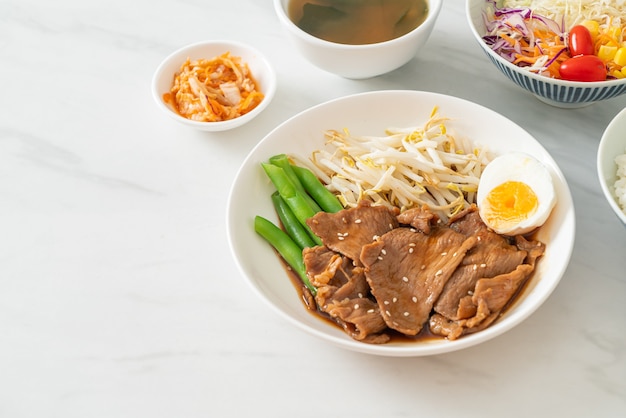 照り焼き豚肉のゴマ、緑豆もやし、ゆで卵、ご飯の炒め物-日本食スタイル