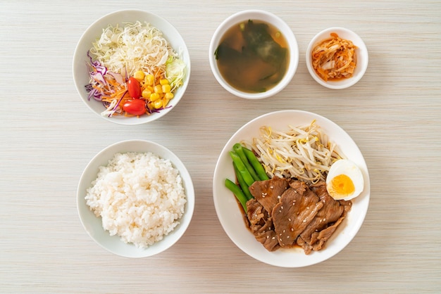 Жареная свинина терияки с кунжутом, ростками маша, вареным яйцом и набором риса - стиль японской кухни