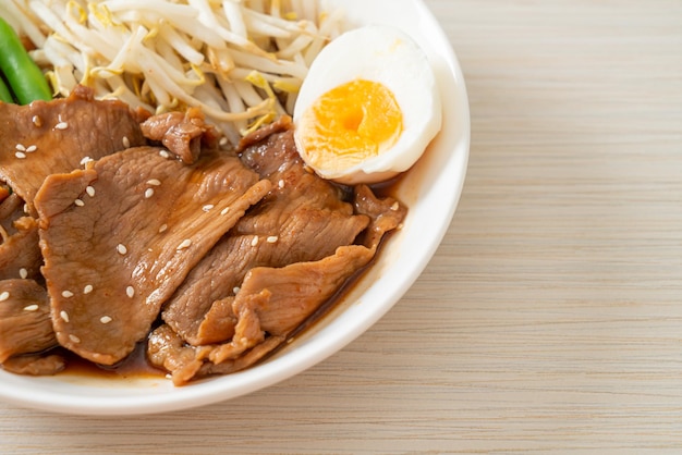 照り焼き豚肉のごま、もやし、ゆで卵、ご飯の炒め物-日本食スタイル