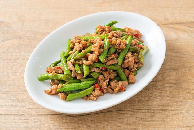 いんげん豆または緑豆と豚ひき肉の炒め物