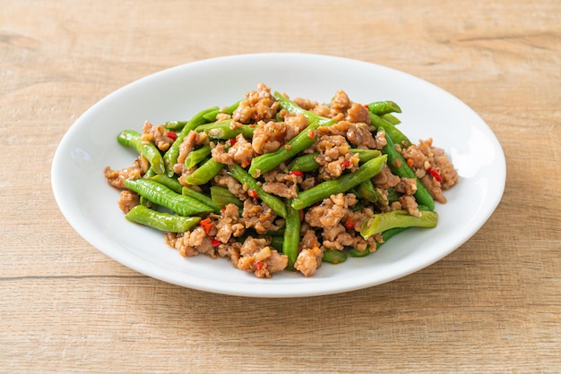 Fagioli saltati in padella o fagiolini con carne di maiale macinata