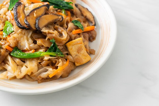 Tagliatelle saltate in padella con tofu e verdure