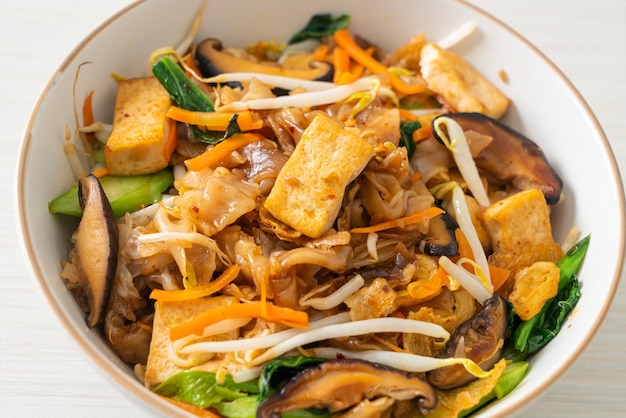 Stirfried noodles with tofu and vegetables