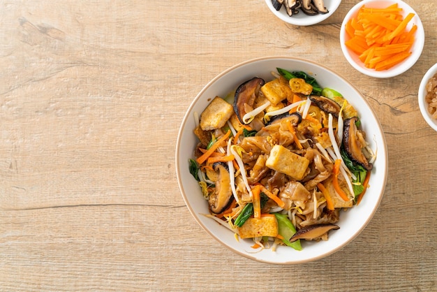 Photo stirfried noodles with tofu and vegetables