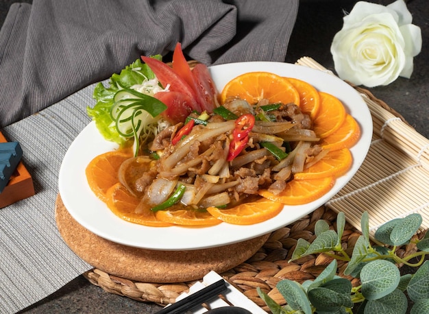 中華料理のテーブル トップ ビューに分離された料理で提供されるシャ チャ ラムの炒め物