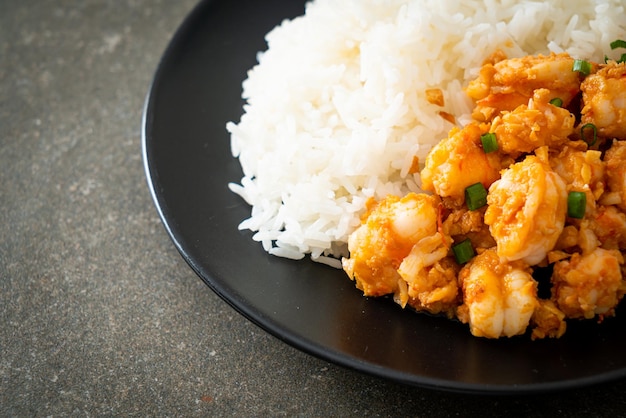 Stirfried shrimps with garlic and shrimps paste