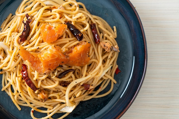 Stirfried spaghetti with salmon and dried chilli