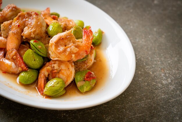 Photo stirfried twisted cluster bean with shrimp