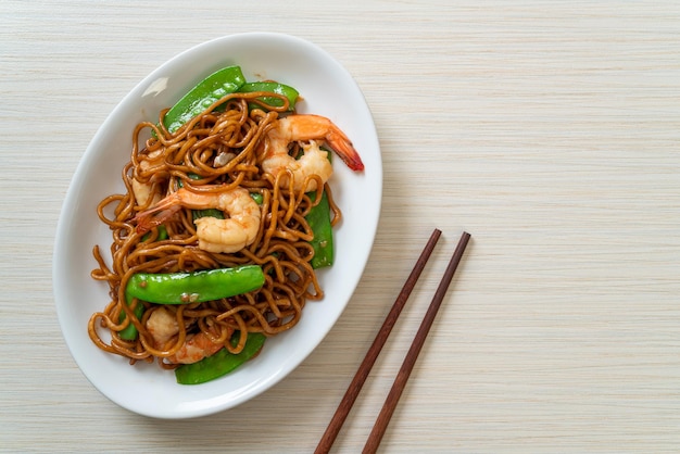 Stirfried yakisoba noodles with green peas and shrimps