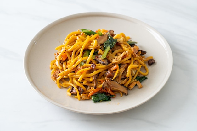 Stirfried yakisoba noodles with vegetable in vegan style