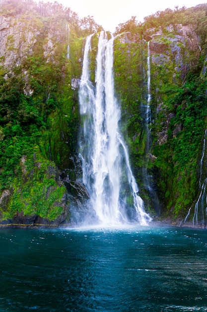 Photo stirling falls at milford sound in new zealand