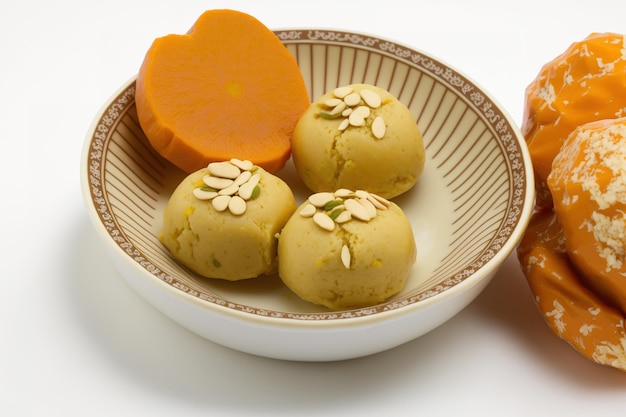 Stock die Orange Motichur Laddu en Kaju Katley Indian Sweets