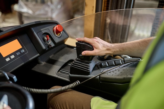 Foto caricatore di magazzino alla guida del carrello elevatore