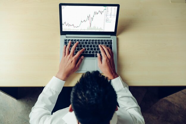 Analisi del grafico dei dati del mercato azionario tramite un ingegnoso software per computer