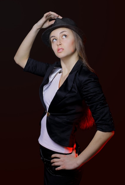 Стоковое Фото: Женщина с открытыми губами в черной шляпе на темной предпосылке.