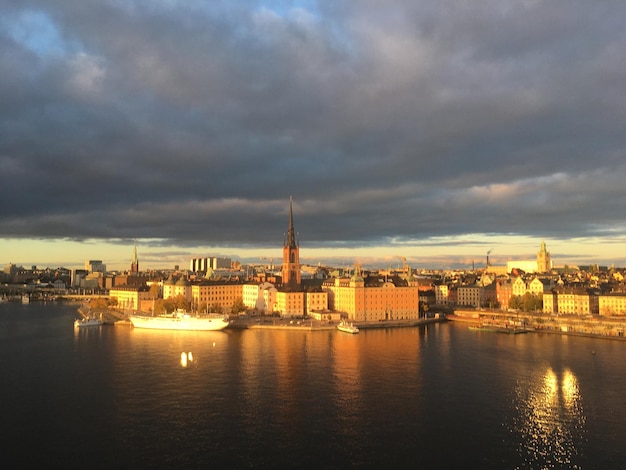 Photo stockholm sunset cloudy sky