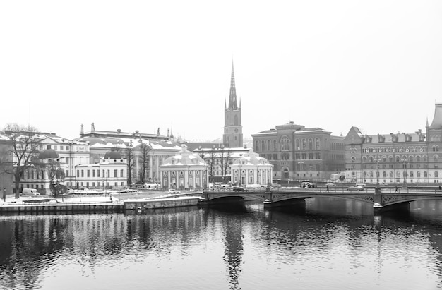 STOCKHOLM, ZWEDEN - 14 november 2016: Schilderachtig winterpanorama van de oude stad (Gamla Stan), tot 1980 officieel Staden mellan broarna (de stad tussen de bruggen), is de oude stad van Stockholm, Zweden.