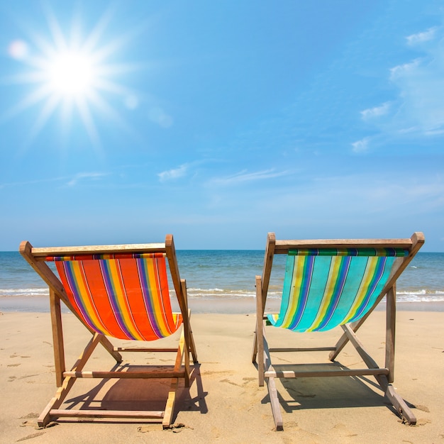 Stoel op het strand in zonneschijndag