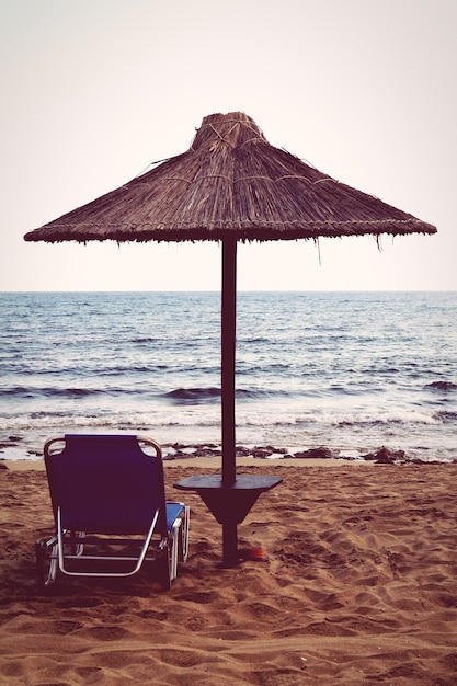Foto stoel op het strand tegen een heldere lucht