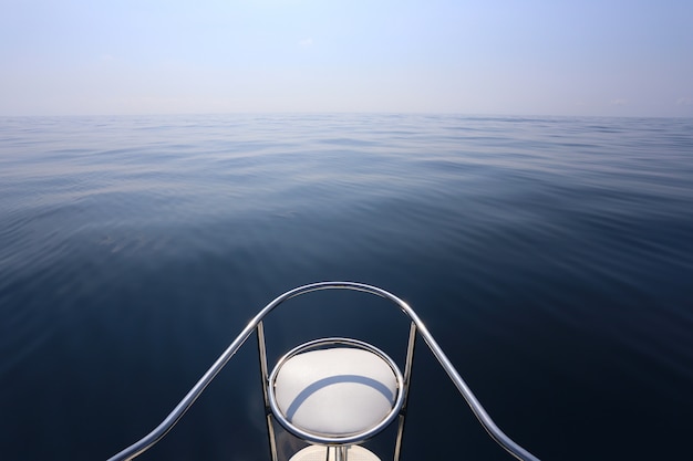 Stoelboeg van een speedboot, een blauwe hemel en een rustige zee.