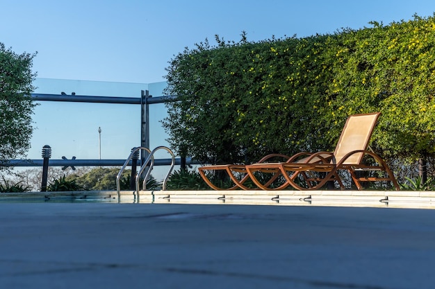 Foto stoelen bij het hotelzwembad in de zon