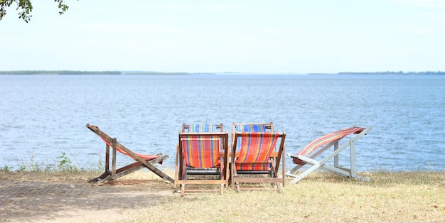 stoelen en een meer op de achtergrond