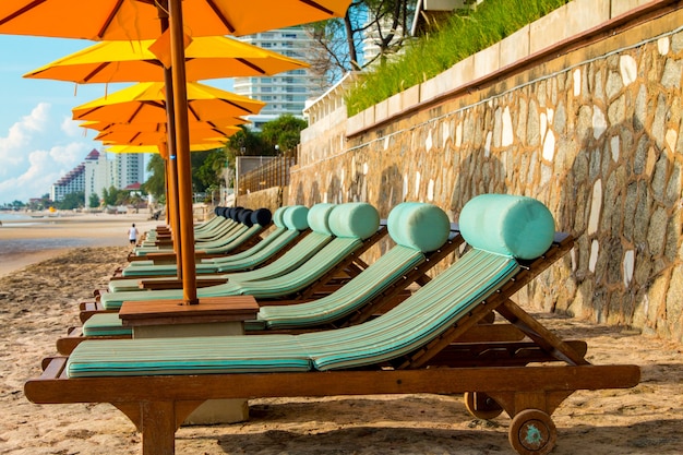 Stoelen en paraplu op prachtig tropisch strand in Hua Hin, Thailand