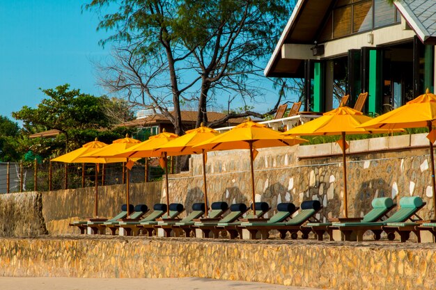 Foto stoelen en paraplu op prachtig tropisch strand in hua hin, thailand