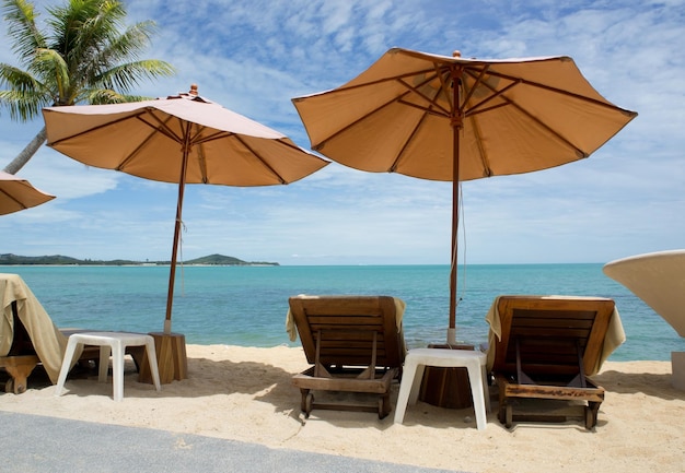Stoelen en parasol
