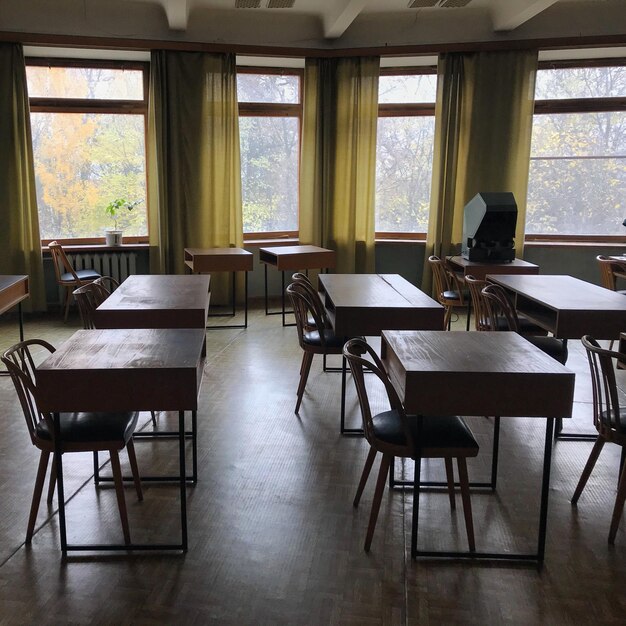 Stoelen en tafel in de kamer