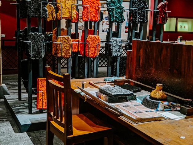 Foto stoelen en tafel in het gebouw