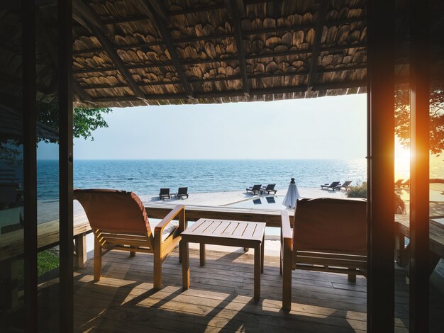 Stoelen en tafel met zonsondergang