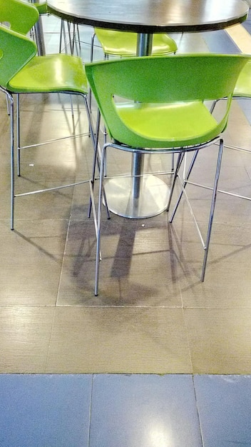 Foto stoelen en tafel op tegelvloer