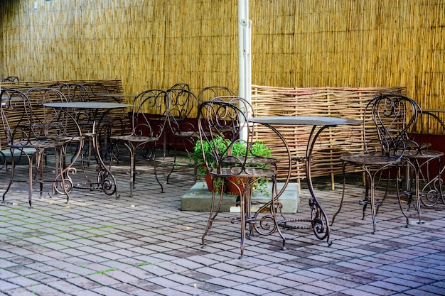 Stoelen en tafels in een gezellig straatcafé