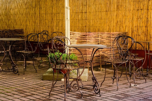 Stoelen en tafels in een gezellig straatcafé