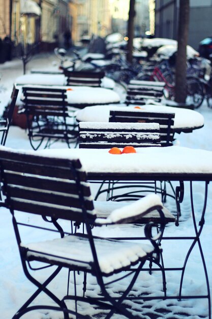 Foto stoelen en tafels op een besneeuwd landschap