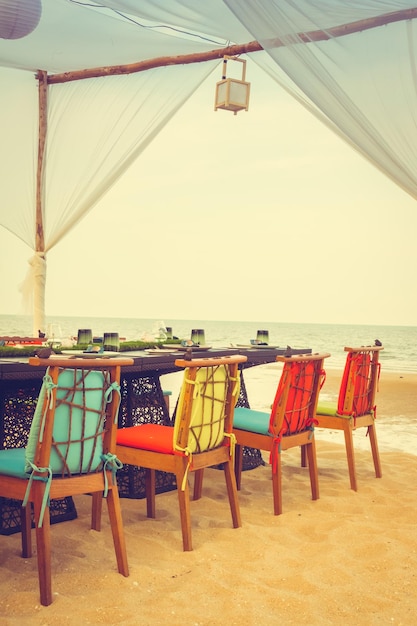 Foto stoelen en tafels op het strand tegen de lucht