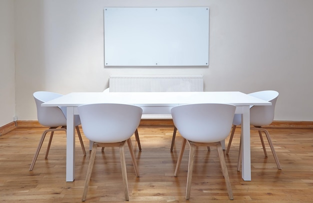 stoelen en whiteboards in de vergaderruimte