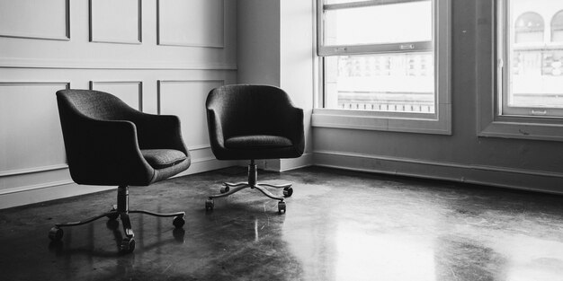 Stoelen in een woonkamer