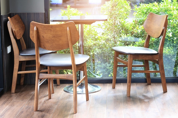 stoelen in het café